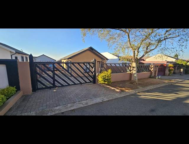3 BEDROOM HOUSE FOR SALE IN LOTUS GARDENS